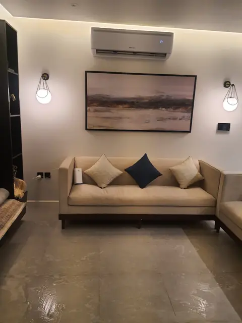 أريكة بيج وصالة معيشة نظيفة بعد التنظيف